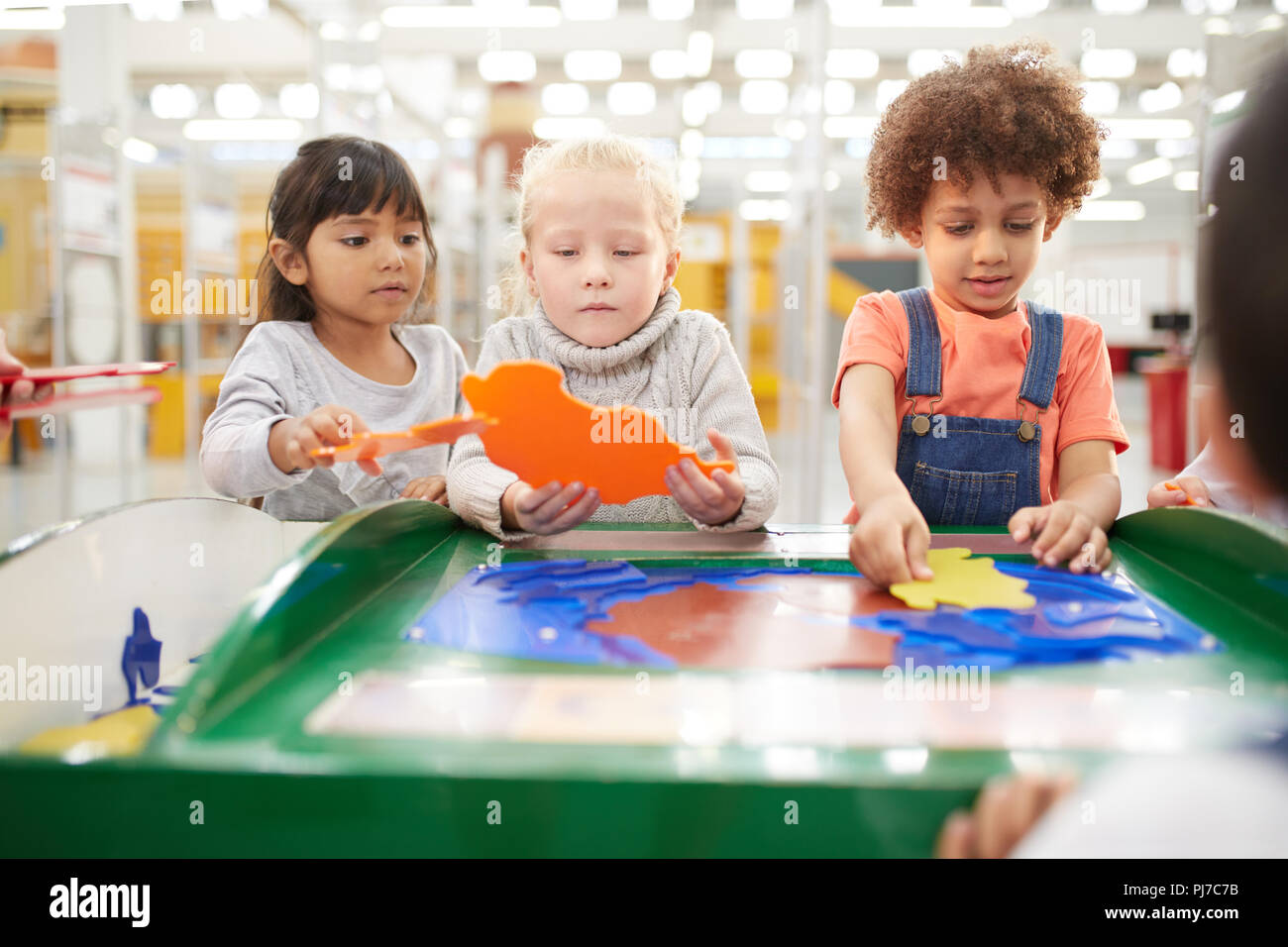 I bambini a giocare a mostra interattiva in science center Foto Stock