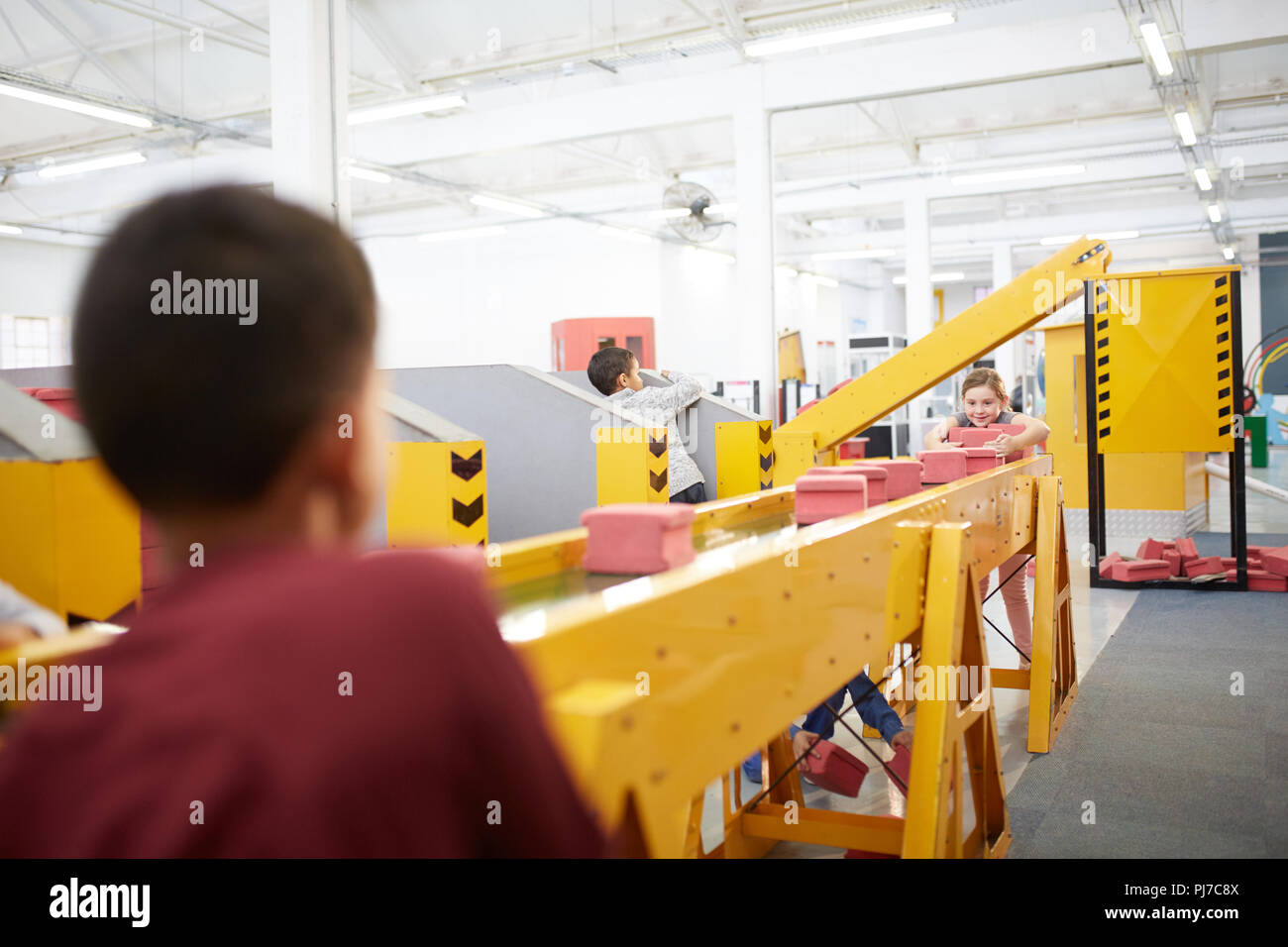 I bambini a giocare a costruzione interattiva presentano in science center Foto Stock