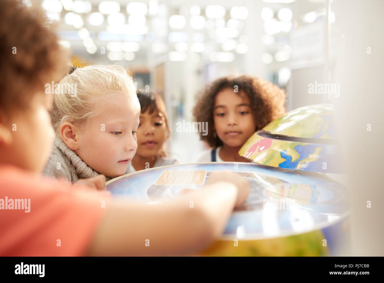 Curiosi i bambini alla mostra interattiva in science center Foto Stock