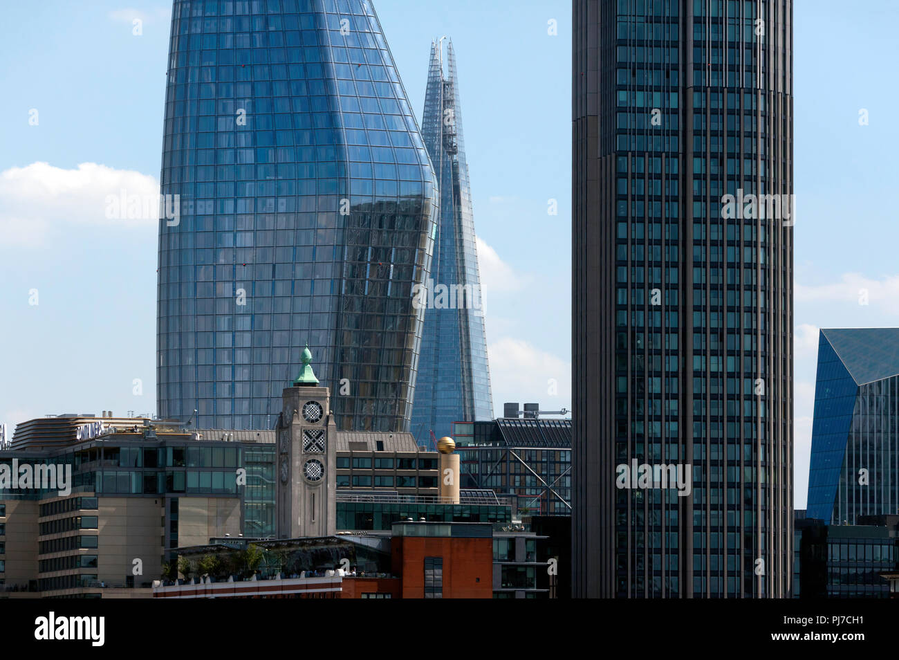 Teleobiettivo con vista ravvicinata della Oxo Tower, uno Blackfriars, Shard e il South Bank Tower, preso dal ponte di Waterloo, Londra Foto Stock