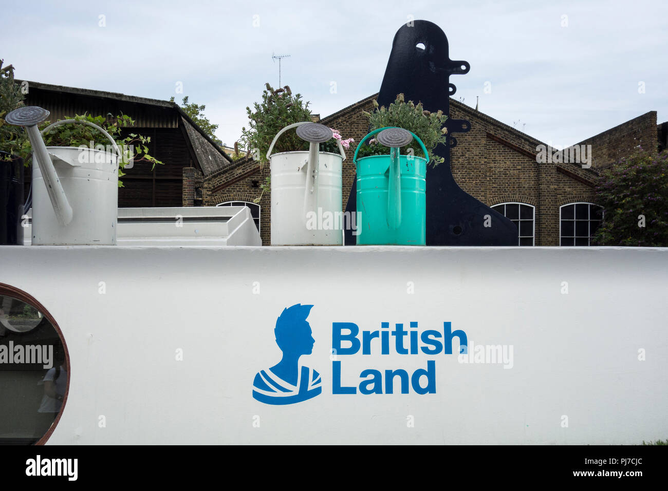 British Land logo e marchio sul canale di Paddington o Paddington braccio del Grand Union Canal, London, Regno Unito Foto Stock