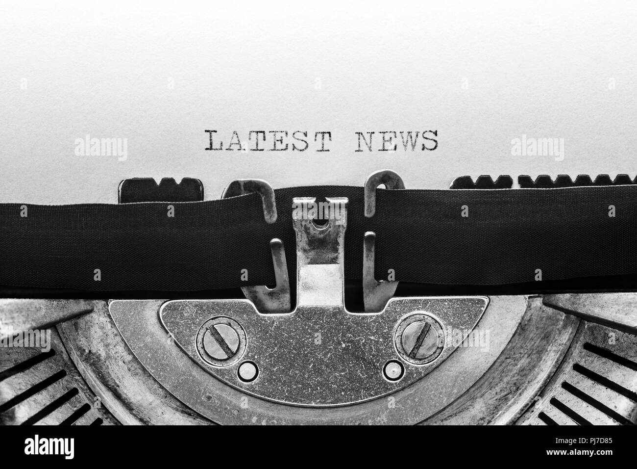 Ultime notizie digitata su una macchina da scrivere vintage Foto Stock