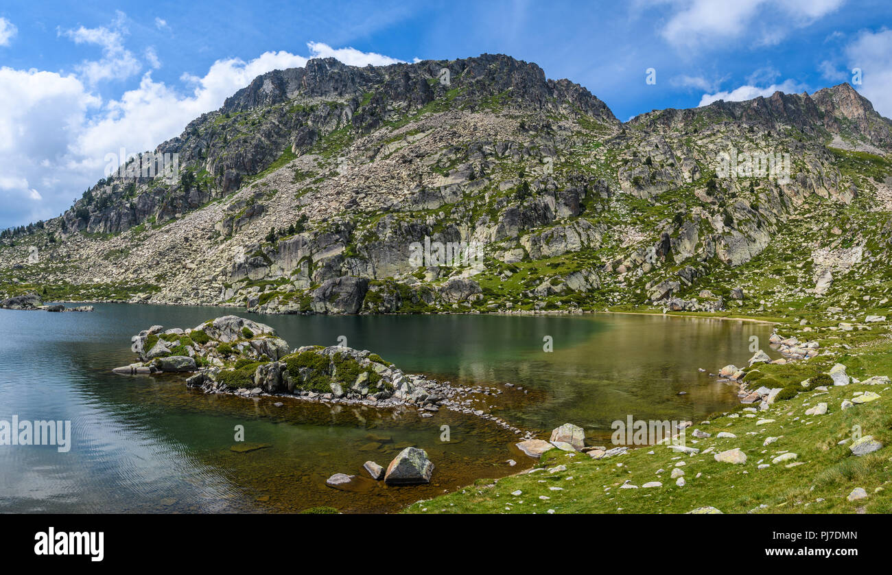 Il paesaggio alpino con reflecion nel lago nel circuito Montmalus, Andorra Foto Stock