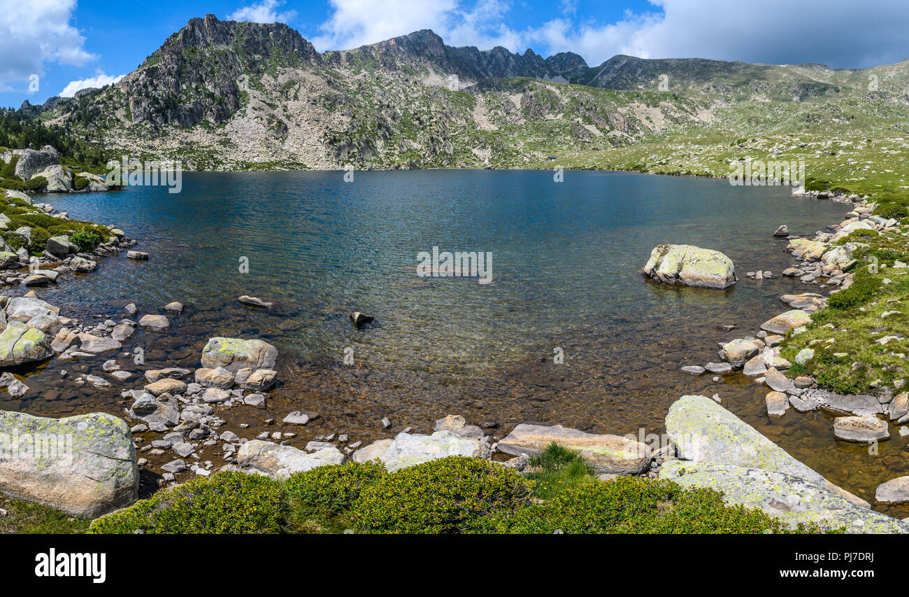 Il paesaggio alpino con reflecion nel lago nel circuito Montmalus, Andorra Foto Stock