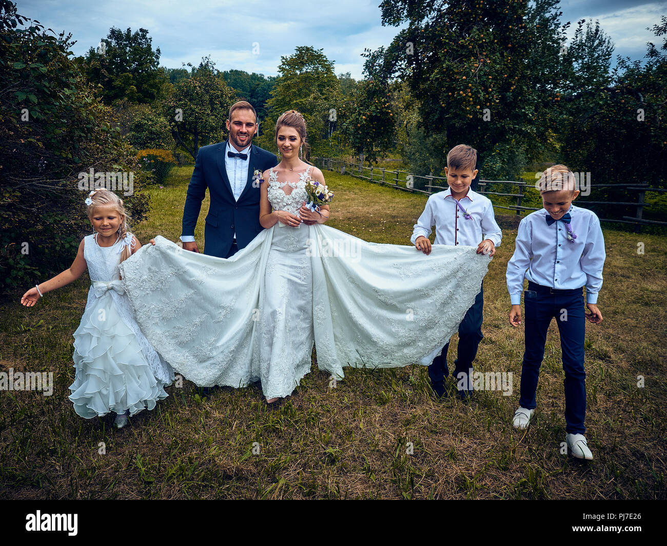 Solenne cerimonia di matrimonio di coppie di sposi novelli. Costumi e tradizioni ereditate da un passato di vita nella vecchia Unione Sovietica. Le persone hanno il divertimento, bere. Foto Stock