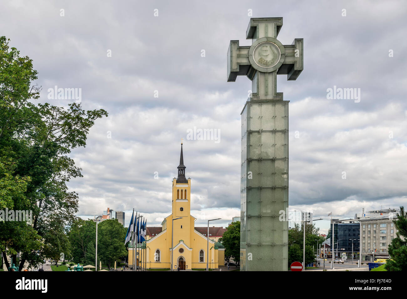 La guerra di indipendenza la Colonna della Vittoria e la Chiesa di San Giovanni Evangelista nella Città Vecchia di Tallinn, Estonia Foto Stock