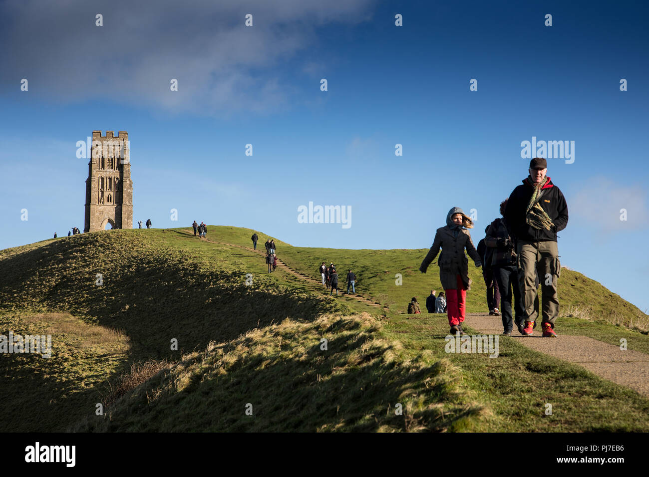 St Michael's Tower su Glastonbury Tor e città, Somerset, Inghilterra. Foto Stock