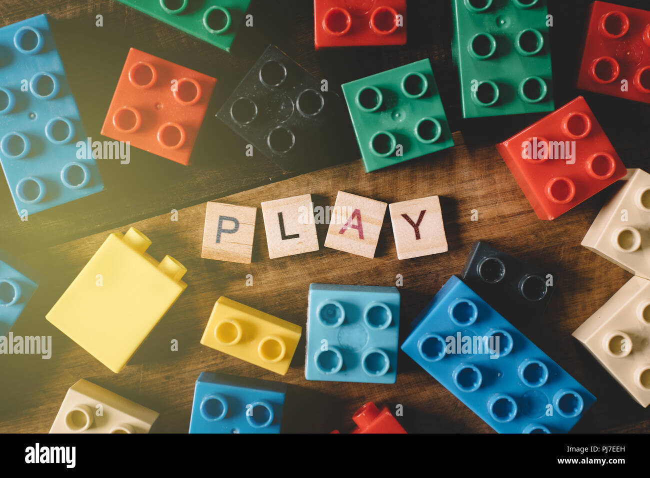 Giocattolo di mattoni in plastica con piastrelle alfabeto parola giocare su un tavolo di legno. concetto di attività per bambini e la crescita Foto Stock