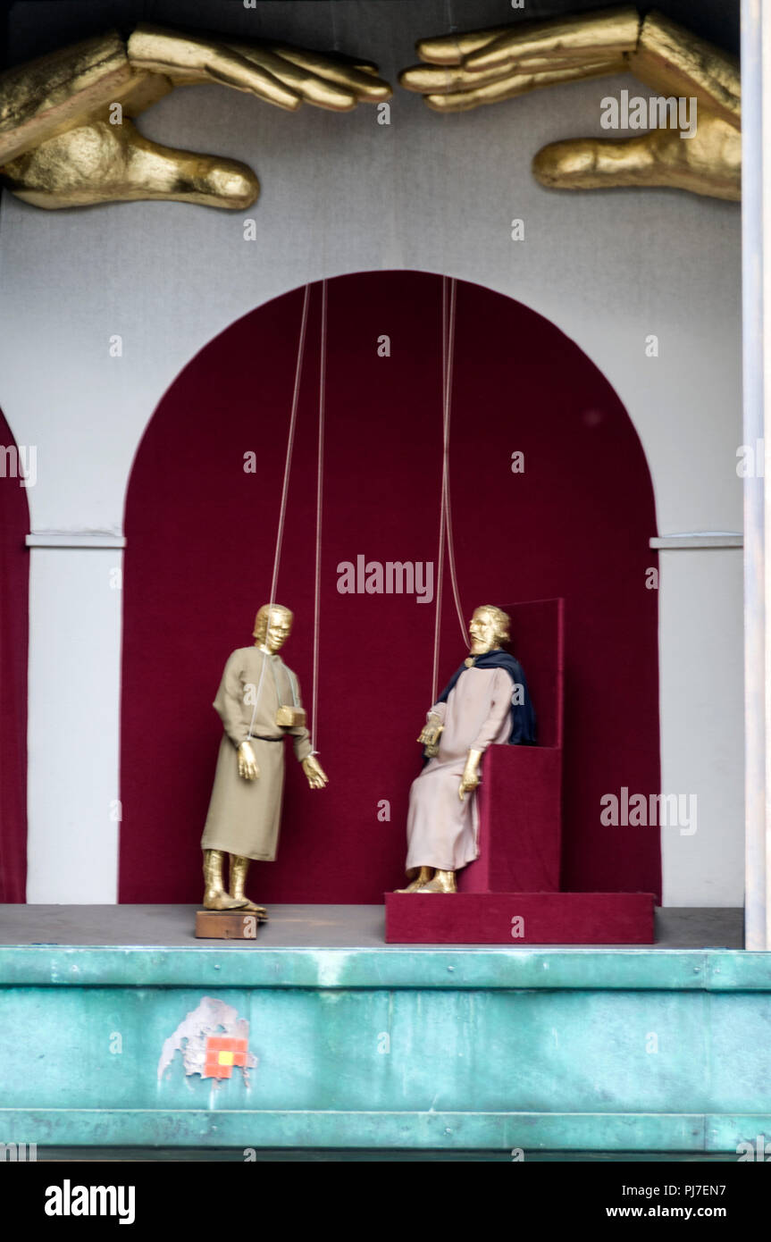 Guidati da una coppia di mani d'oro e sospesa su stringhe sono due marionette del 'Quattro Figli di aymon' che compaiono ogni ora a presso la famosa Foto Stock