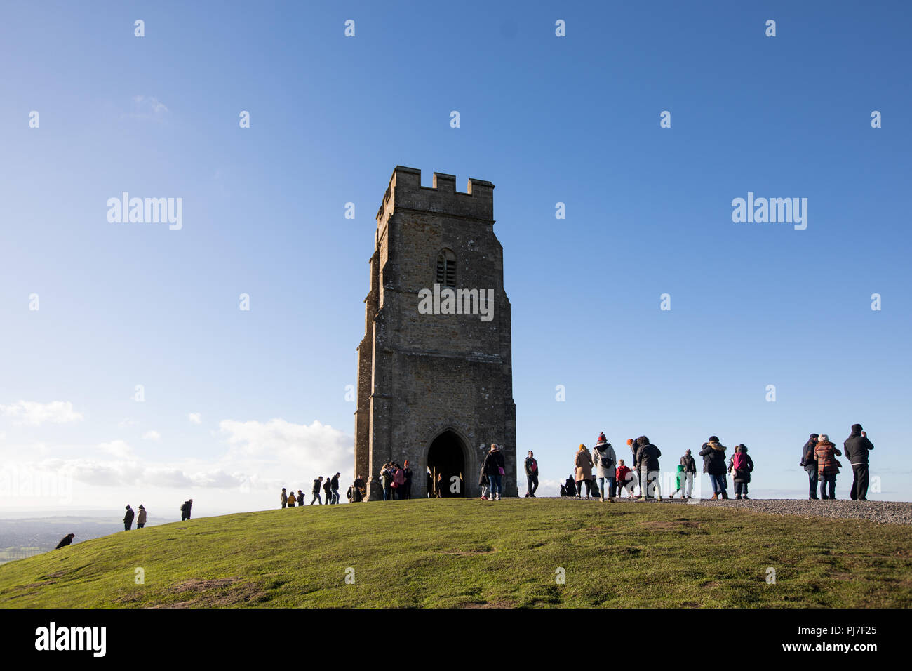 St Michael's Tower su Glastonbury Tor e città, Somerset, Inghilterra. Foto Stock