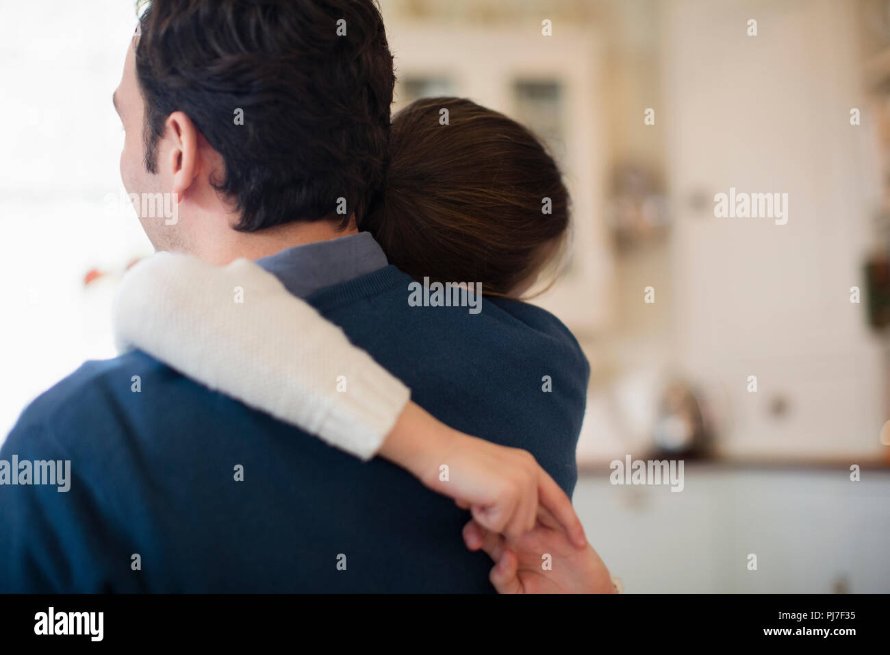 Padre affettuoso e figlia avvolgente Foto Stock