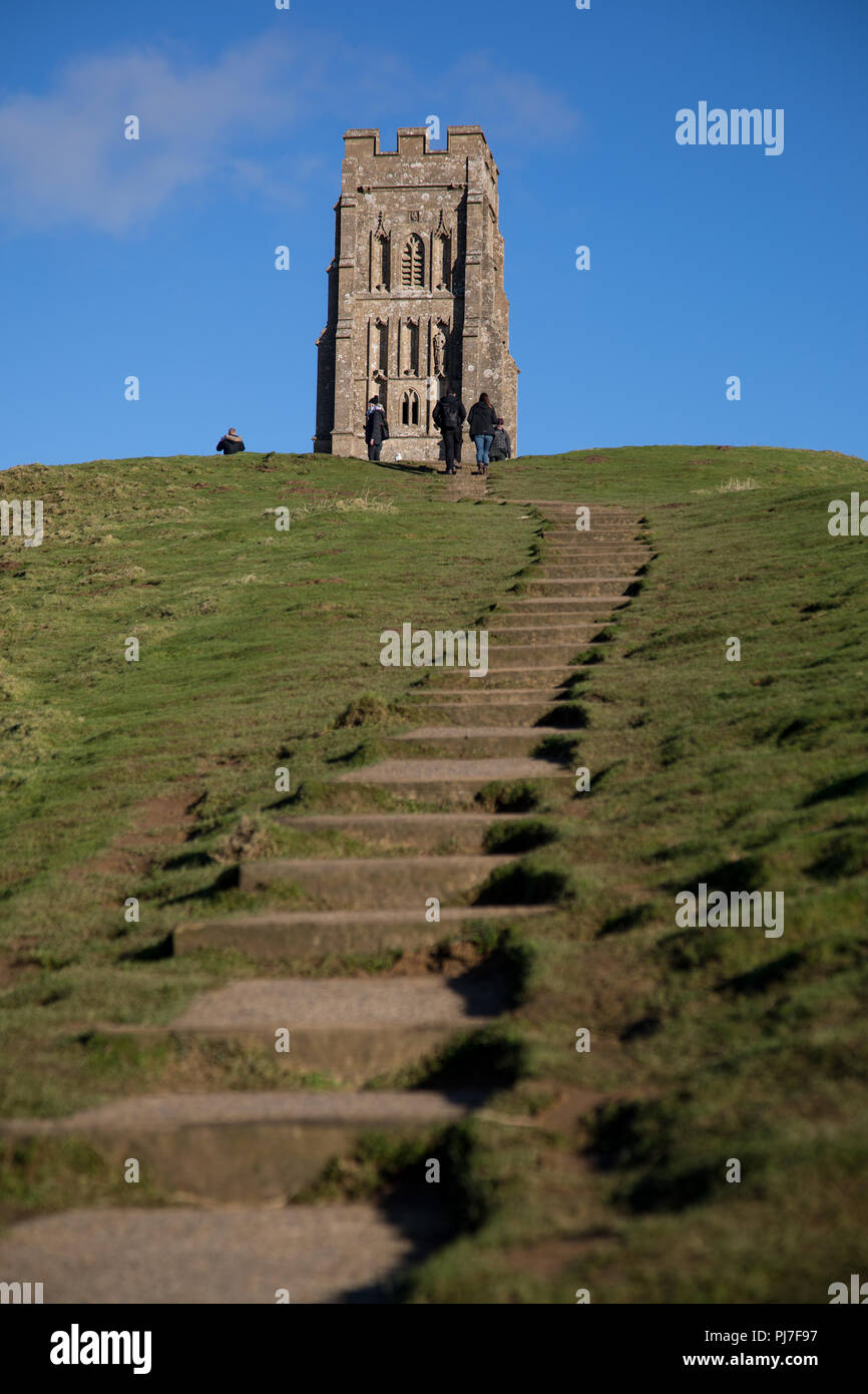 St Michael's Tower su Glastonbury Tor e città, Somerset, Inghilterra. Foto Stock