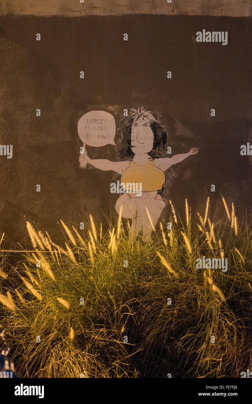 Pass-A-Grille, Florida, Cartoon, grafica, graffiti, speciale area di parcheggio per 'Harley Davidson Motor Cycles', 'party sotto le luci', parte di strada Foto Stock