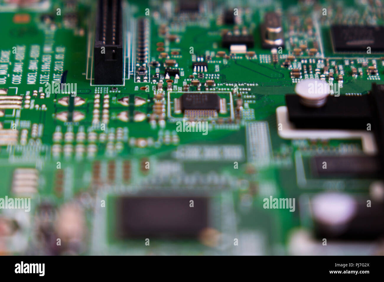 Tv Lcd circuito elettronico. Il colore verde, sbiadito ai lati. Foto Stock