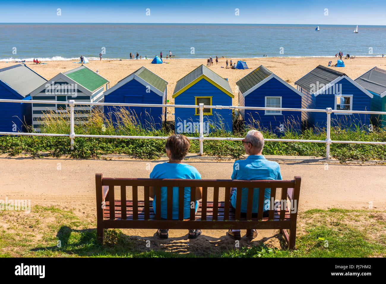 Sfumature di blu a Southwold, Suffolk, Regno Unito. Blue beach capanne, mare, tende, magliette e cielo. Foto Stock