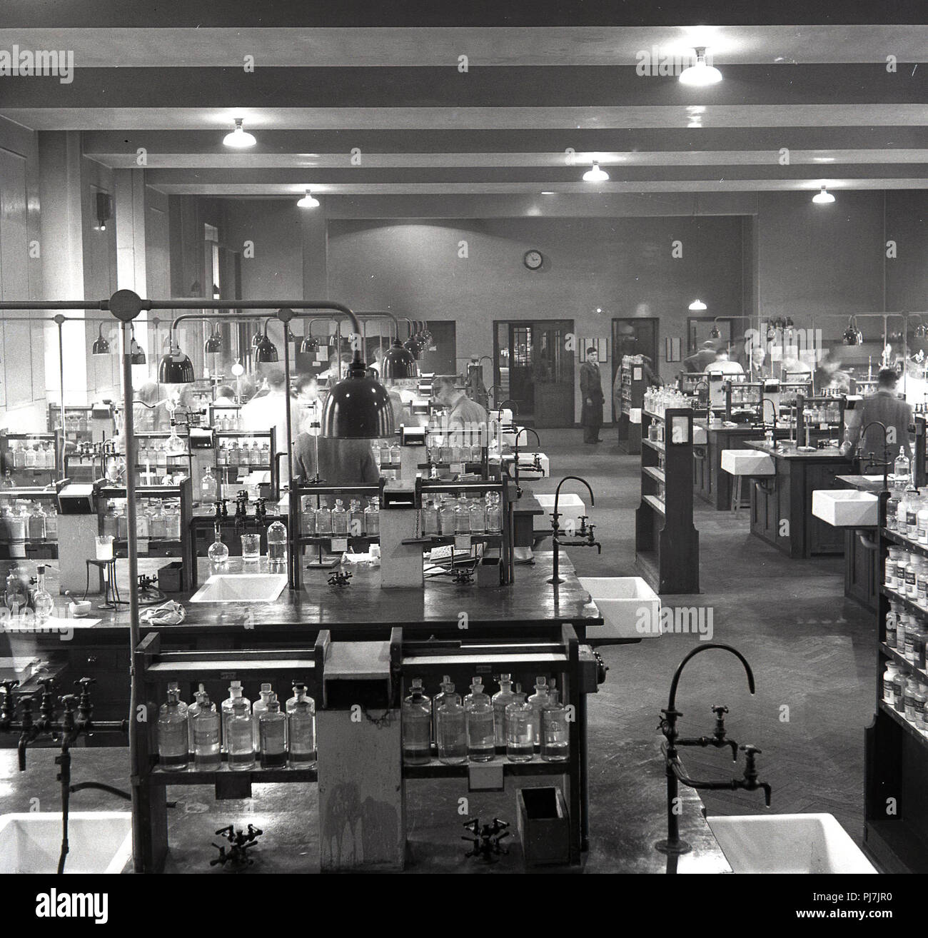 Degli anni Cinquanta, foto storiche che mostra la Chimica laboratorio di insegnamento all università di Leeds, Leeds, Inghilterra, Regno Unito. Foto Stock