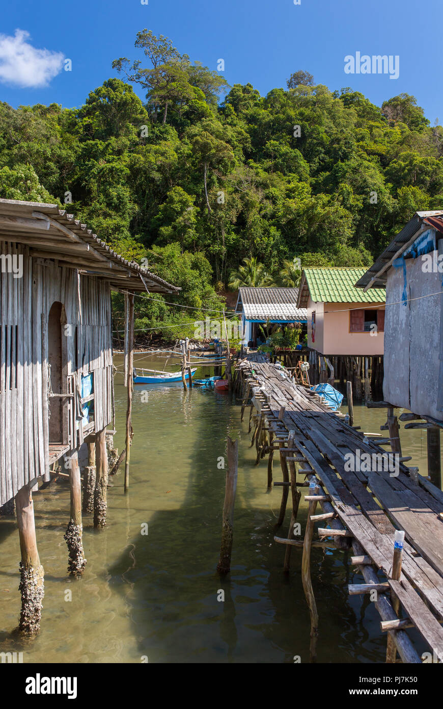 Palafitte in Baan insalata AoYai porta e il villaggio di pescatori di Koh Kood Island, Thailandia Foto Stock