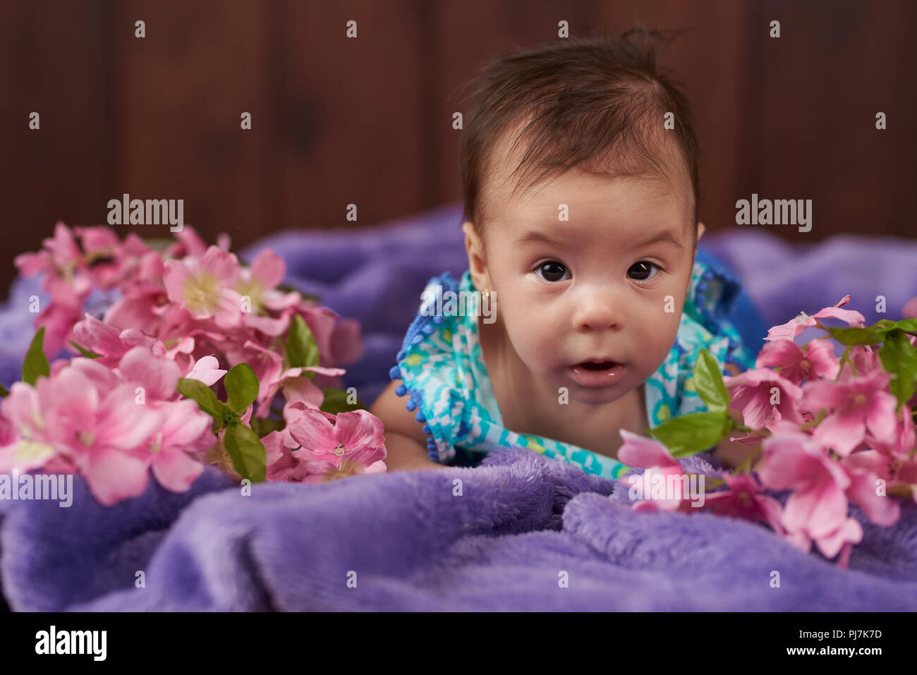 Ritratto di little Baby girl cerca su telecamera Foto Stock