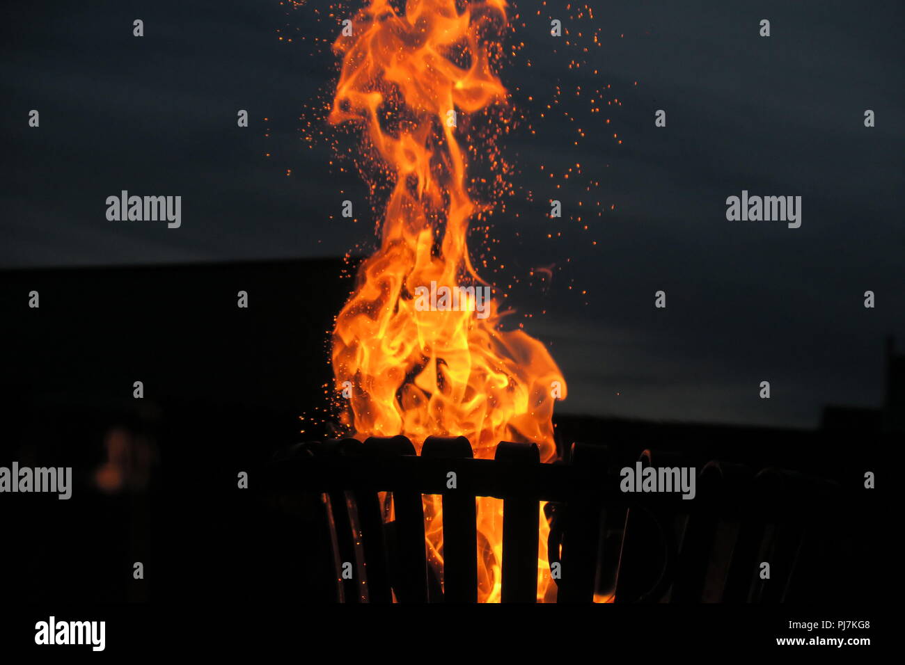 Bellissimi falò in Basket fuoco con scintille Foto Stock