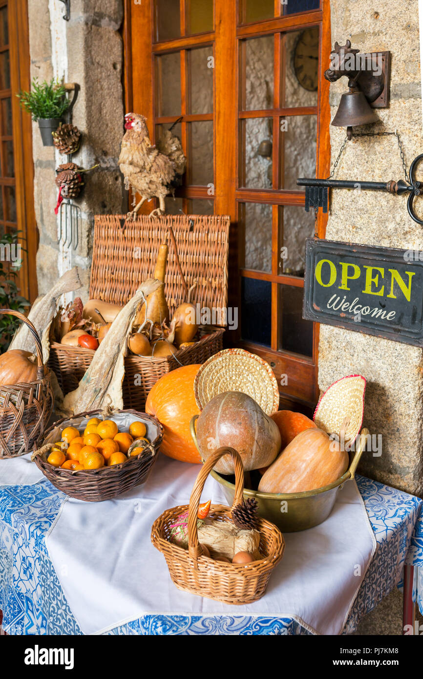 Tradizionale portoghese è il cibo sulla tavola in un piccolo ristorante a Porto, Portogallo Foto Stock