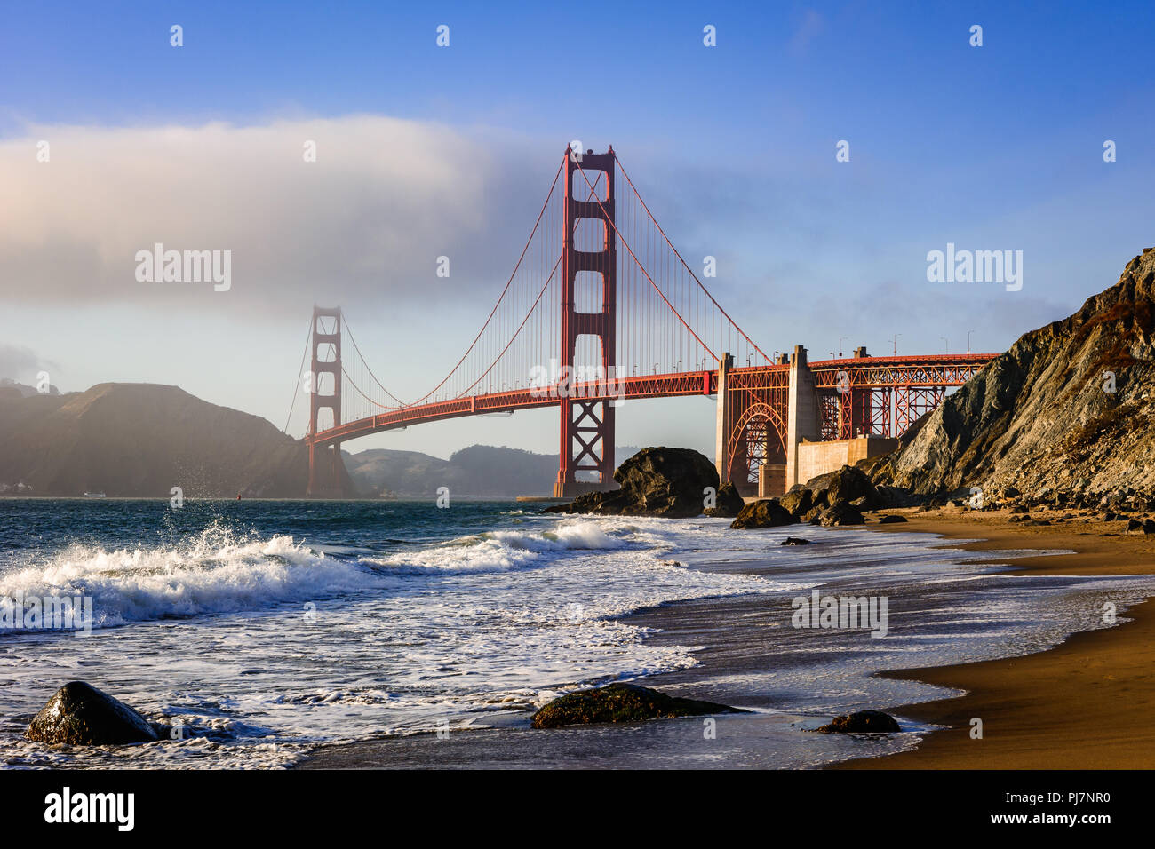 Golden Gate Bridge visto dal Marshall's spiaggia al tramonto Foto Stock