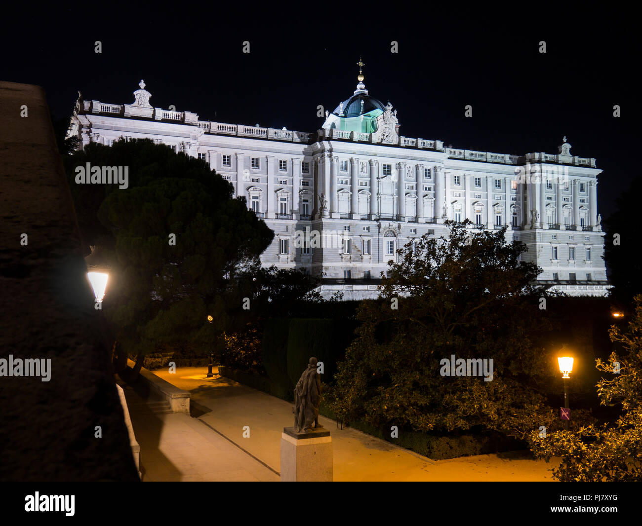 Palacio Real desde los jardines de Sabatini. Madrid. España Foto Stock