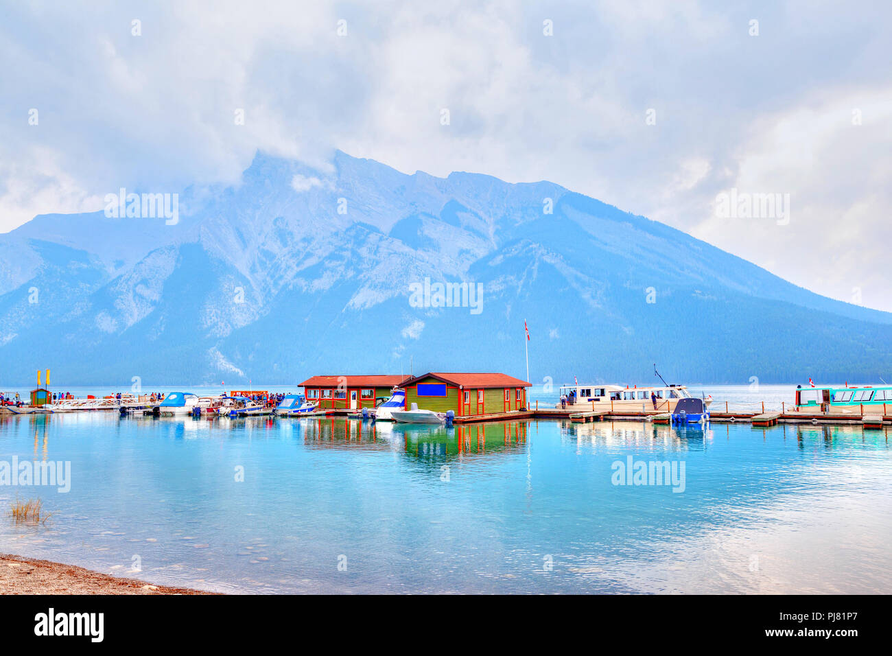 Dock in barca sul Lago Minnewanka nel Parco Nazionale di Banff all'interno delle Montagne Rocciose Canadesi di Alberta, Canada. Foto Stock