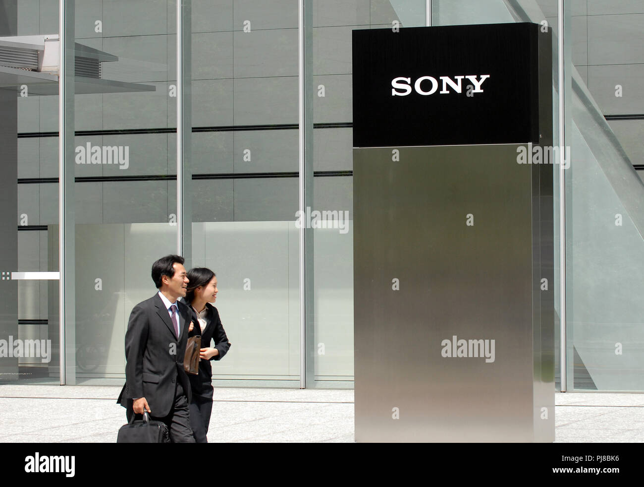 Lavoratori a piedi passato al di fuori di digital signage Sony Corp. presso la sede centrale a Tokyo centrale il Giovedì 21 Giugno, 2007. Fotografo: ROBERT GILHOOLY Foto Stock