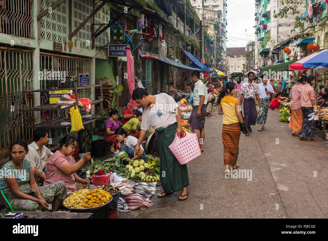 Yangon, Myanmar - Settembre 27, 2016: tradizionale birmana strada del mercato di Yangon. Foto Stock