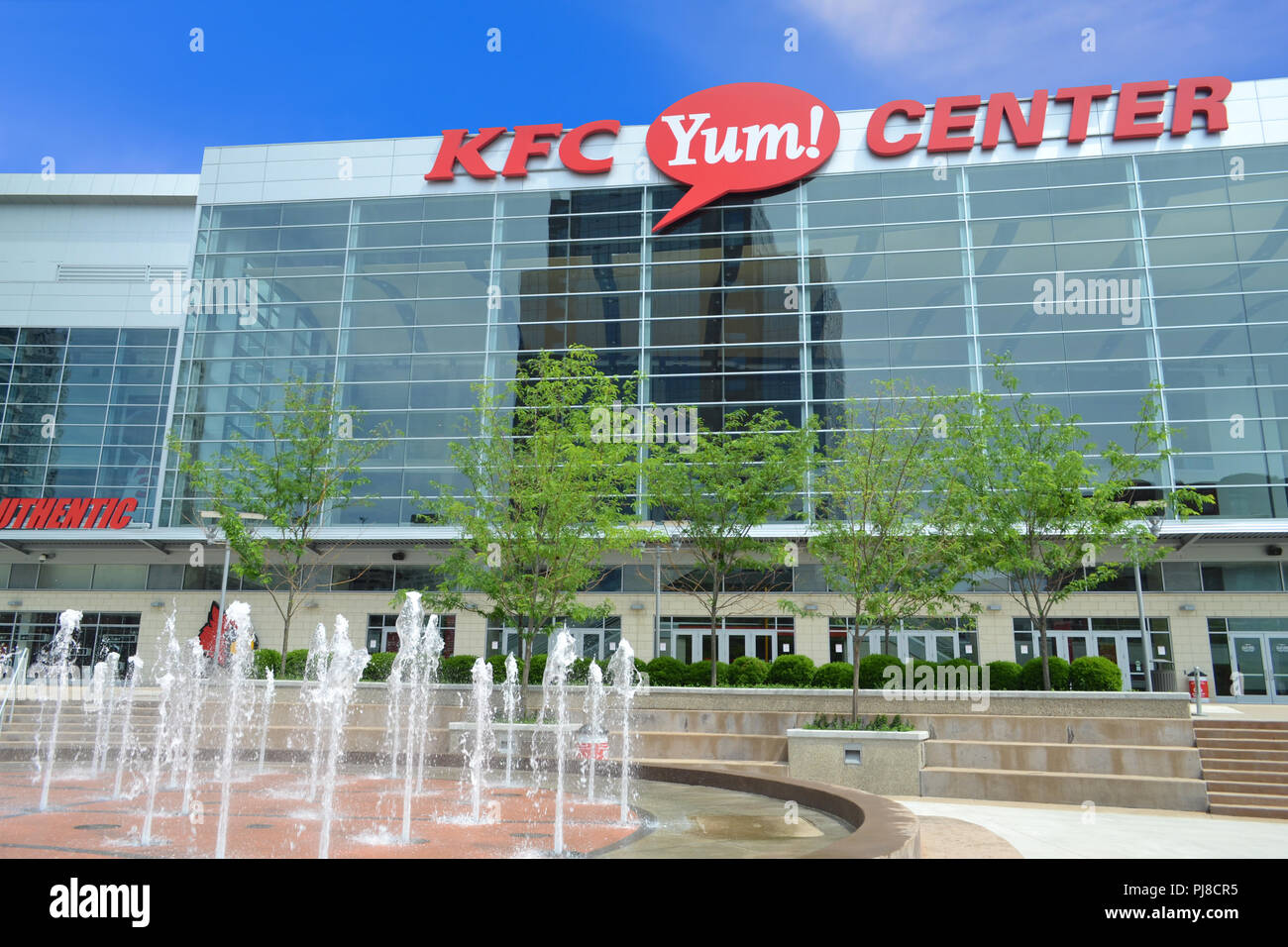 KFC Yum! Il centro è la corte domestica dell'Università di Louisville Cardinali squadra di basket si trova nel centro cittadino di Louisville, Kentucky negli Stati Uniti. Foto Stock