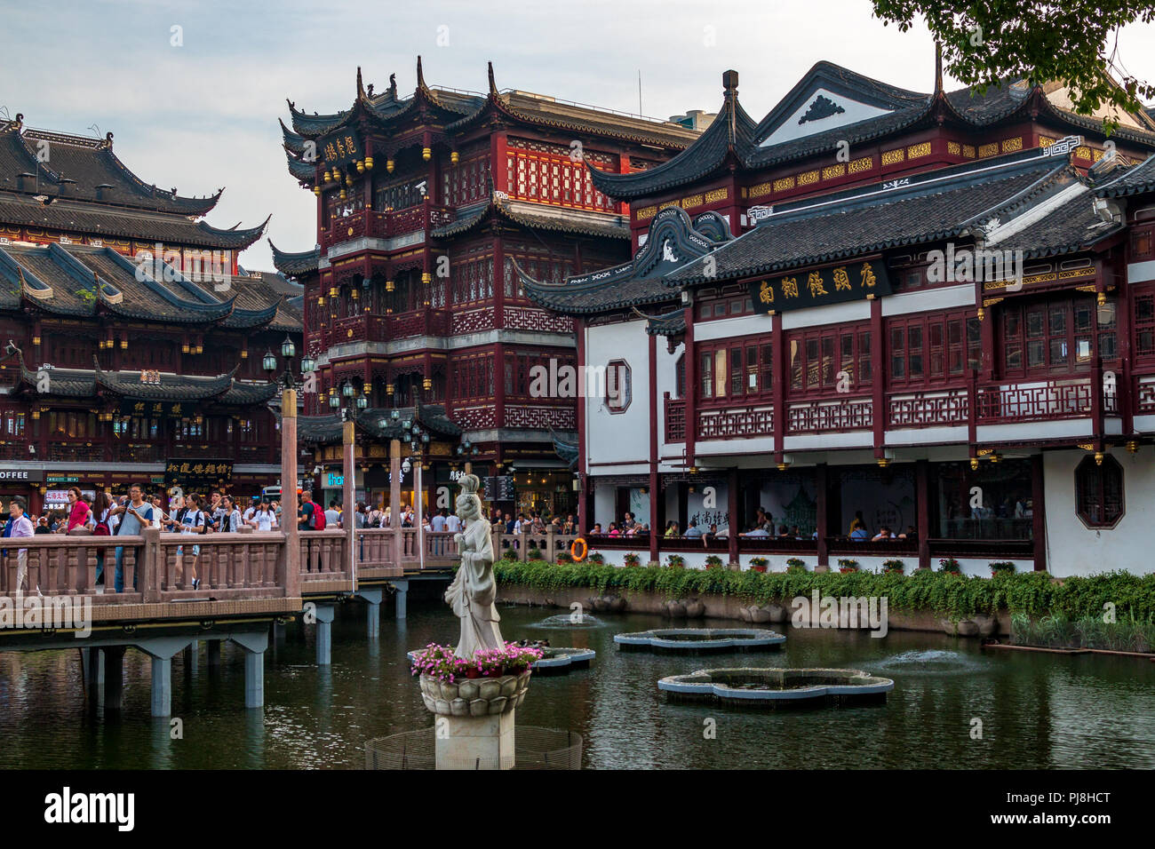 SHANGHAI, Cina - 14 Maggio 2018: popolare famosa località turistica di Il Giardino di Yuyuan vecchia Shanghai, Cina Foto Stock