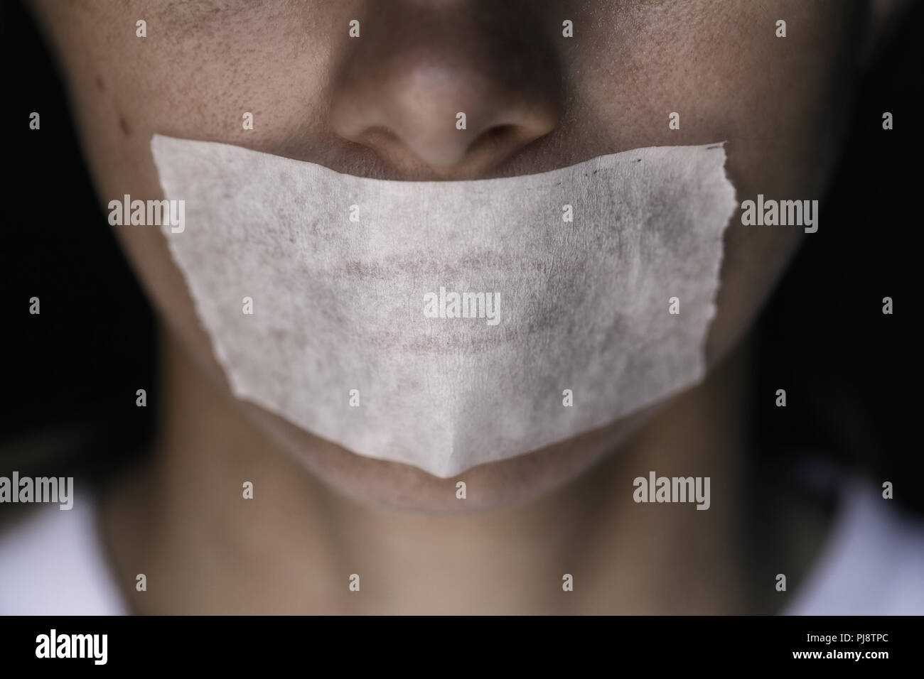 La censura nel mondo moderno: un uomo di bocca sigillata con un nastro adesivo, close-up Foto Stock