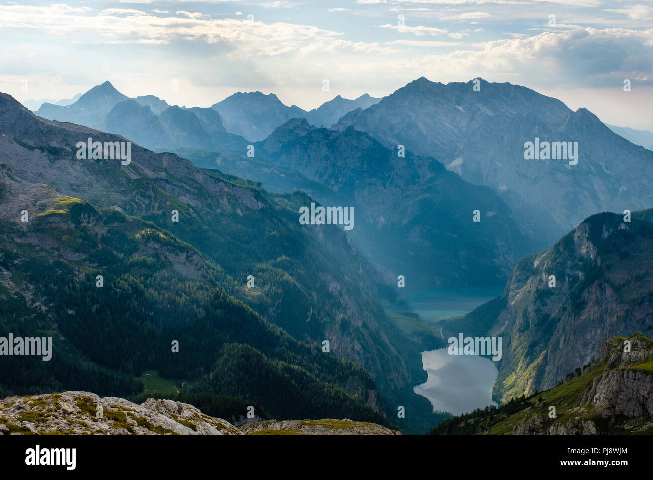 Vista sul lago Obersee, nel retro il lago Königssee, sulla destra il Watzmann, in mezzo il Hocheisspitze Foto Stock