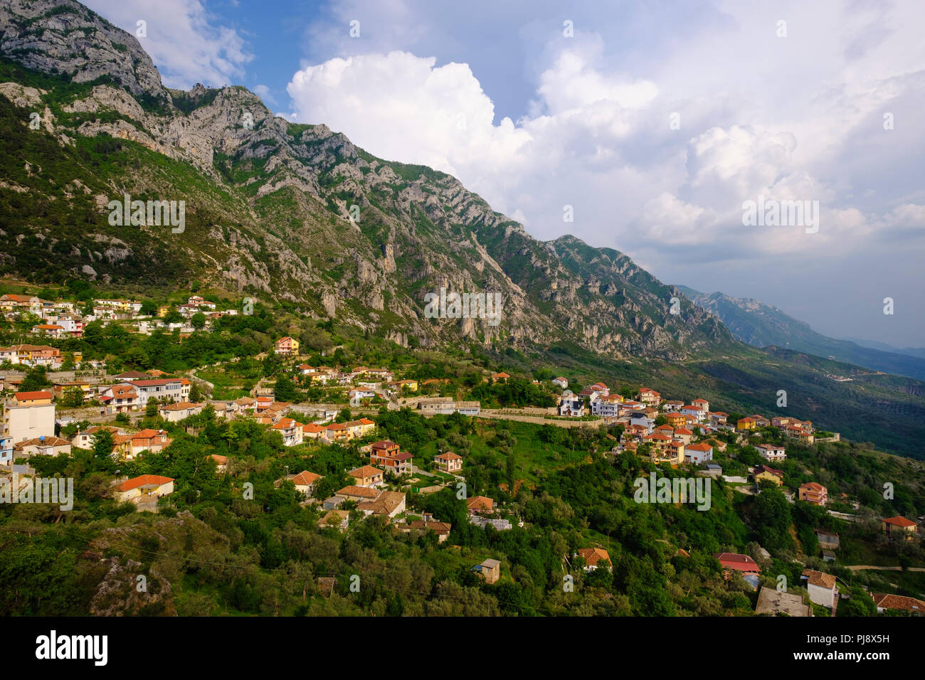 Montagne di Skanderbeg con Kruja, Krujë, vista dalla fortezza, Durres Qark, Durazzo, Albania Foto Stock