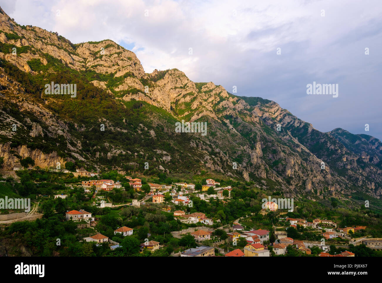 Montagne di Skanderbeg con Kruja, Krujë, vista dalla fortezza, Durres Qark, Durazzo, Albania Foto Stock