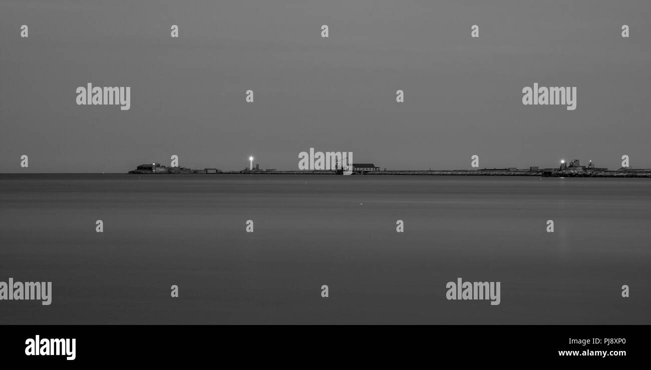 Un faro che risplende sul frangiflutti del porto di Portland, una volta pesantemente fortificata Royal Navy base vicino a Weymouth Dorset, Inghilterra. Foto Stock