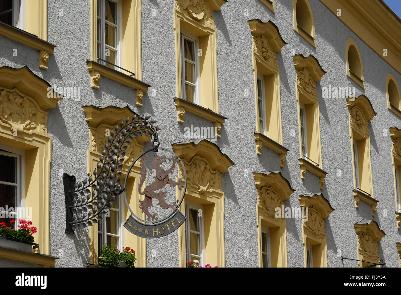 Schild und Fassade, Hotel am Taunusbogen, Rindermarkt, Passau, Bayern, Deutschland Foto Stock