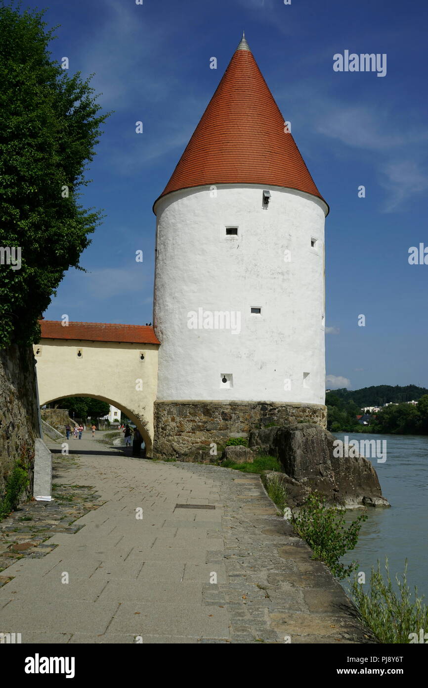 Schaiblingsturm, Rundturm, mittelalterliche Stadtbefestigung, Stadtmauer zum Inn, Altstadt, Passau, Bayern, Deutschland Foto Stock