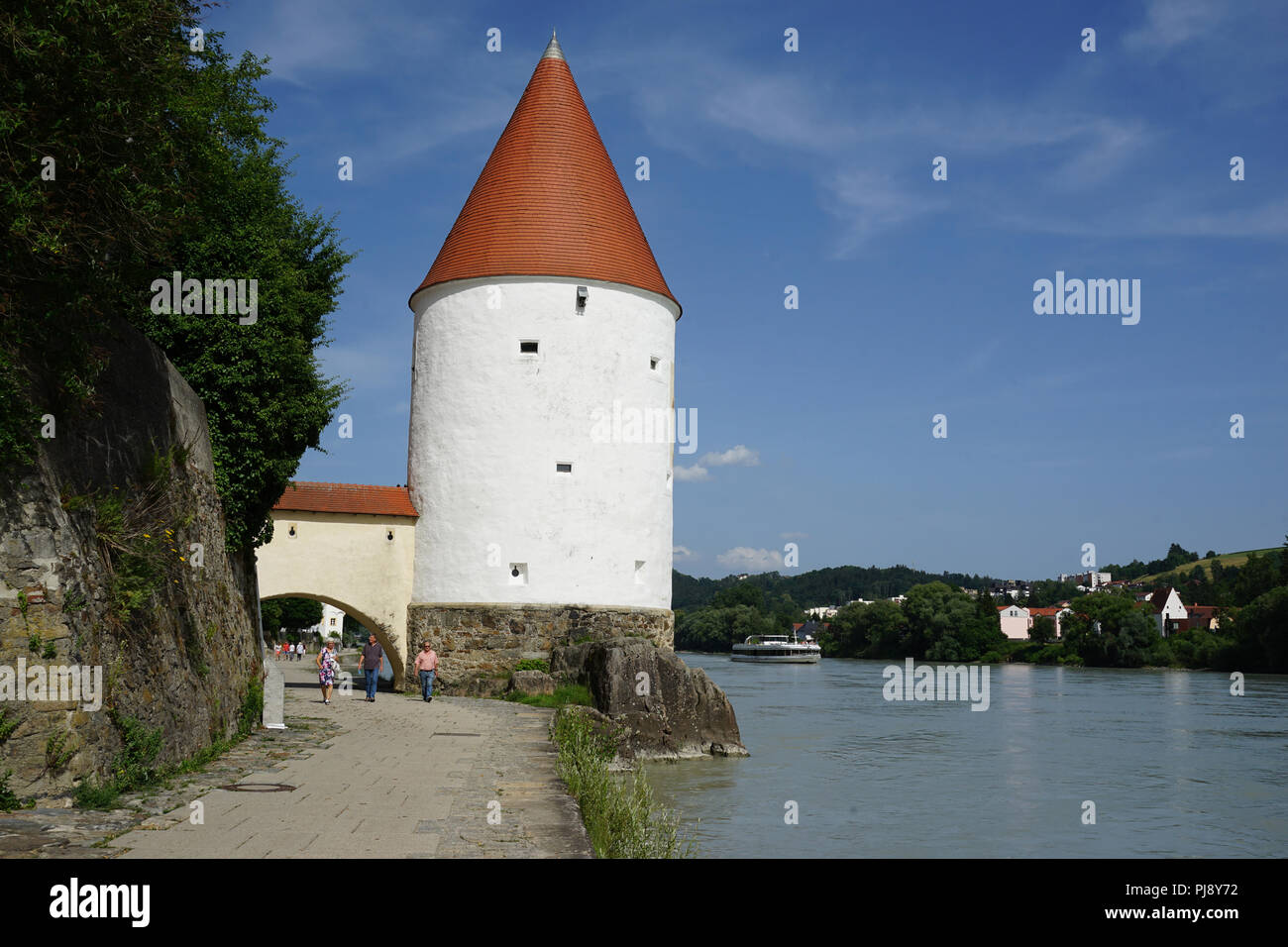 Schaiblingsturm, Rundturm, mittelalterliche Stadtbefestigung, Stadtmauer zum Inn, Altstadt, Passau, Bayern, Deutschland Foto Stock