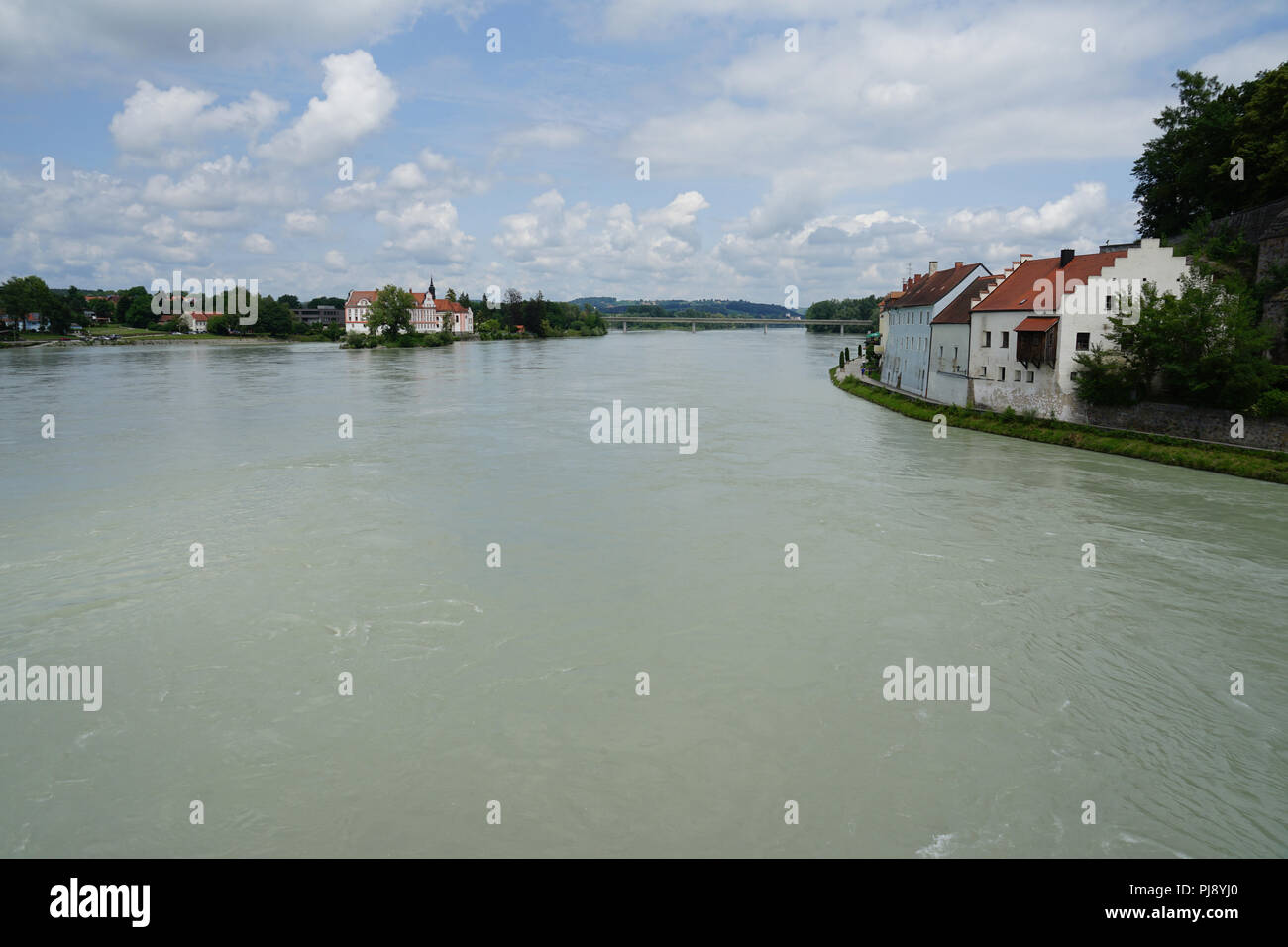 Inn bei Schärding, mit Blick auf SCHLOSS NEUHAUS, gesehen von der Alten Brücke, Innviertel, Oberösterreich Foto Stock