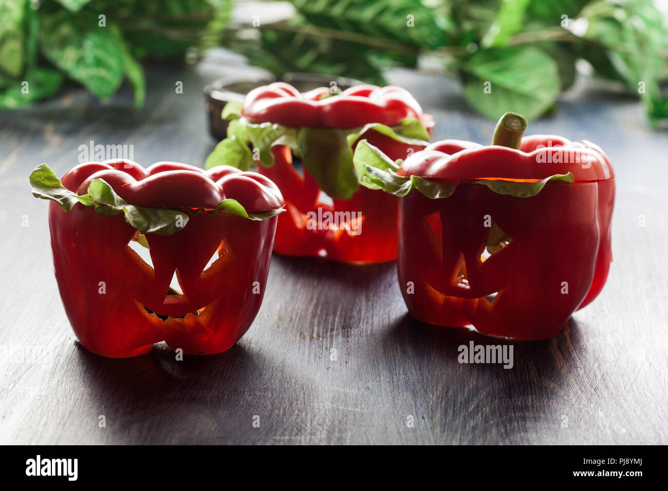 Cibo di Halloween. Rosse dolci peperoni tagliati con facce di uscita Foto Stock