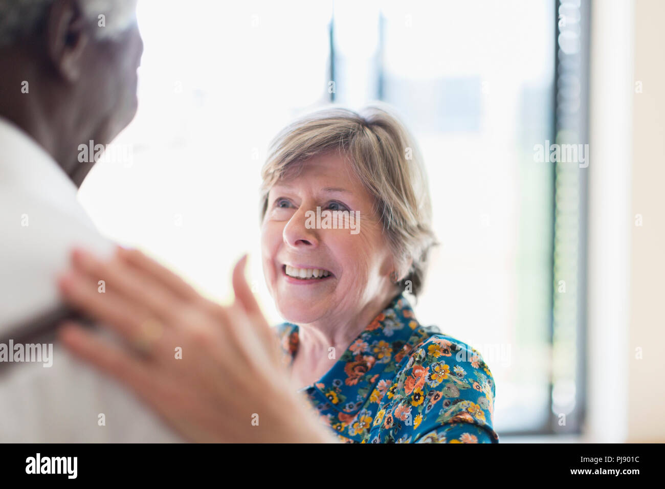 Senior sorridente coppia danzante Foto Stock