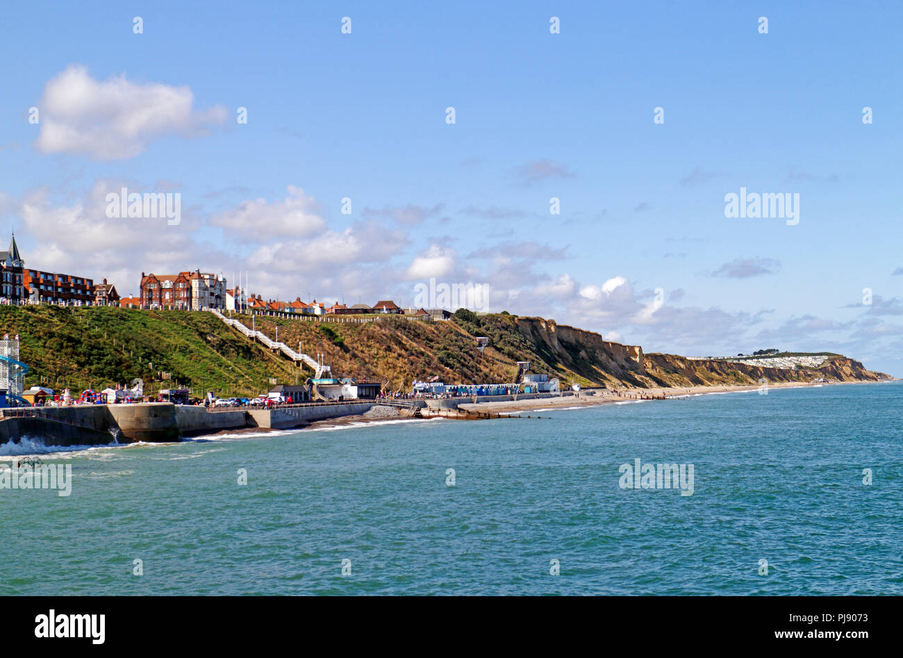 Una vista delle scogliere a ovest e il lungomare dal molo sulla Costa North Norfolk a Cromer, Norfolk, Inghilterra, Regno Unito, Europa. Foto Stock