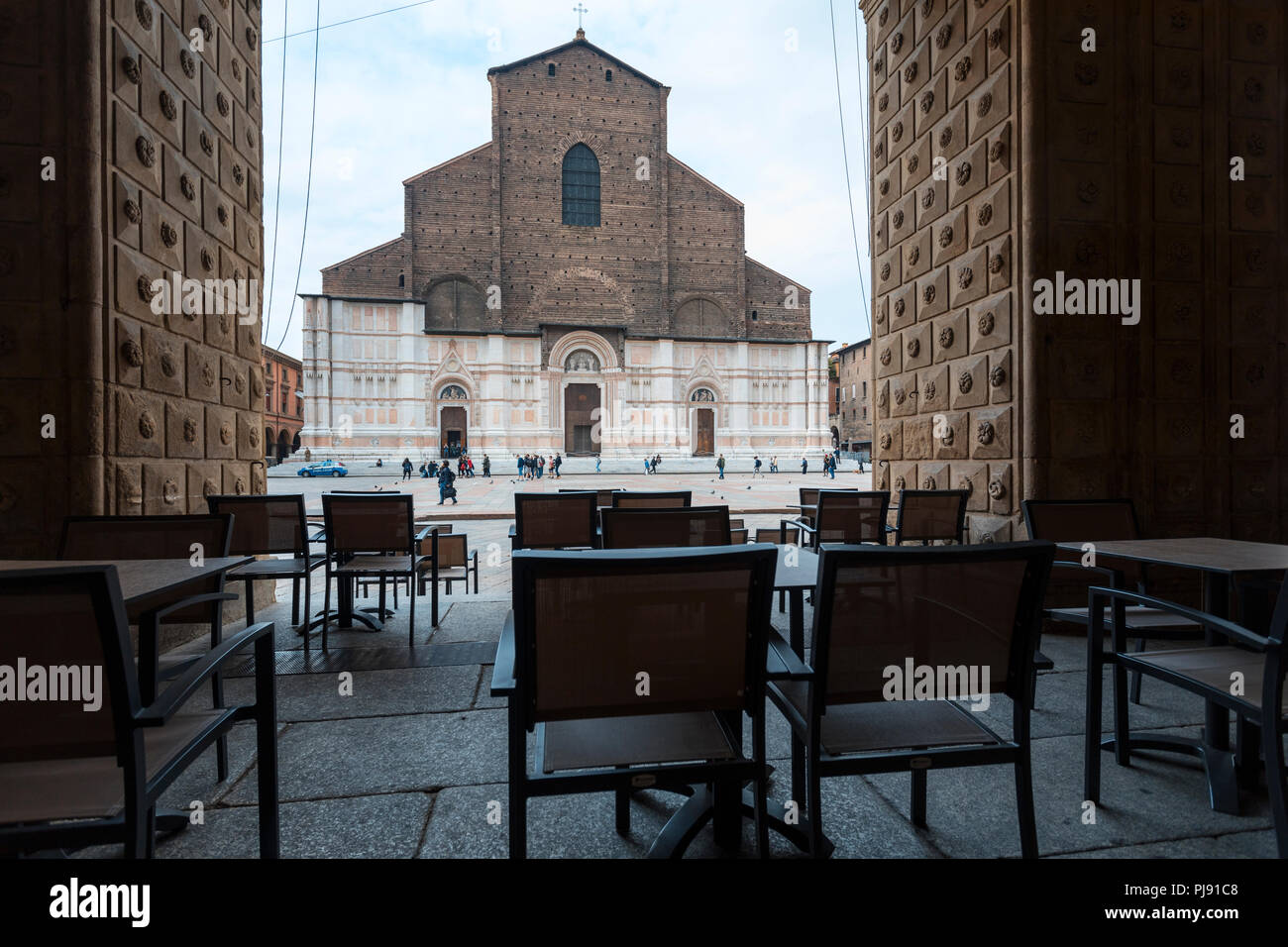 La caratteristica facciata duotonica della Basilica di San Petronio, vista da un portico seduto che si affaccia su Piazza maggiore a Bologna, Emilia-Romagna, Italia Foto Stock