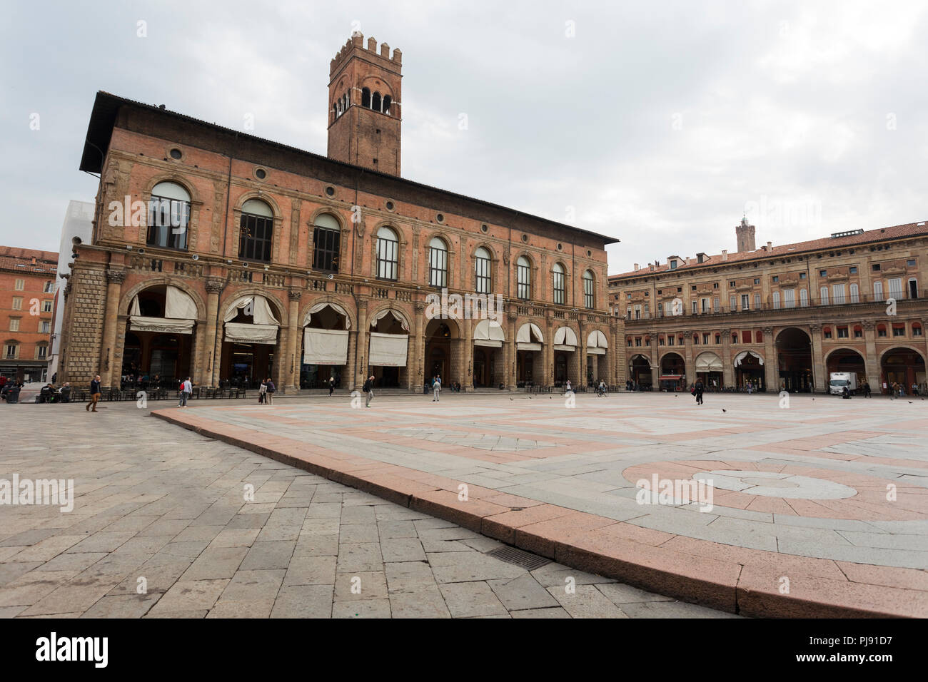 L'edificio civico Palazzo del Podestà e la Torre dell'Arengo di Piazza maggiore in stile gotico/rinascimentale a Bologna, Italia Foto Stock