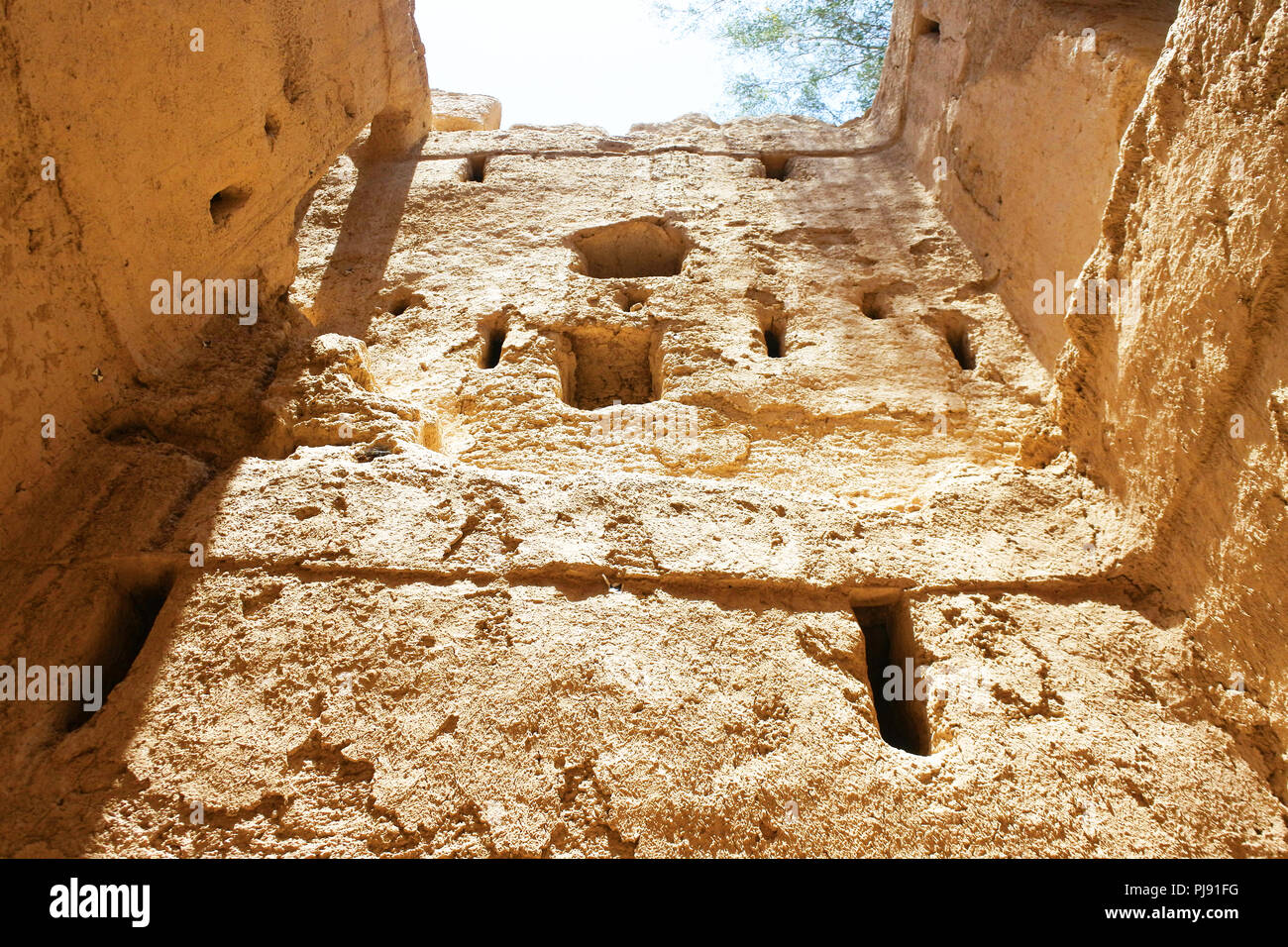 Heritage,Arabo, vecchio,Vintage, rotto., vecchia casa araba, arabo casa. Muro rotto,vecchio muro, muro di fango, luminoso,marrone.texture a parete Foto Stock