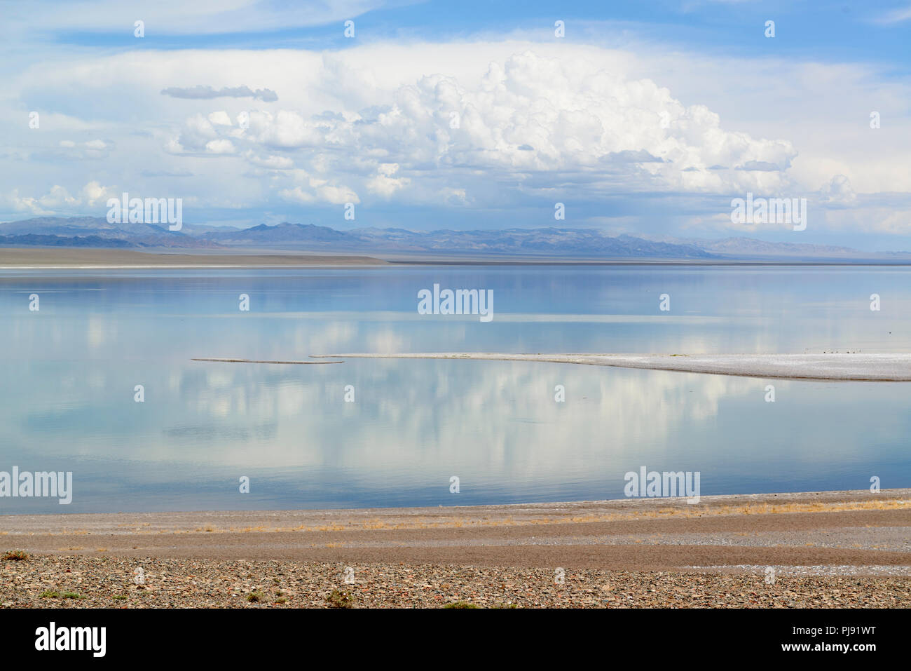 Il Khyargas Nuur, un lago di acqua salata nel quartiere Khyargas, Mongolia. Foto Stock