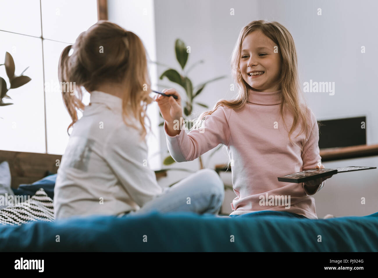 Gioioso ragazze positiva avente fun Foto Stock