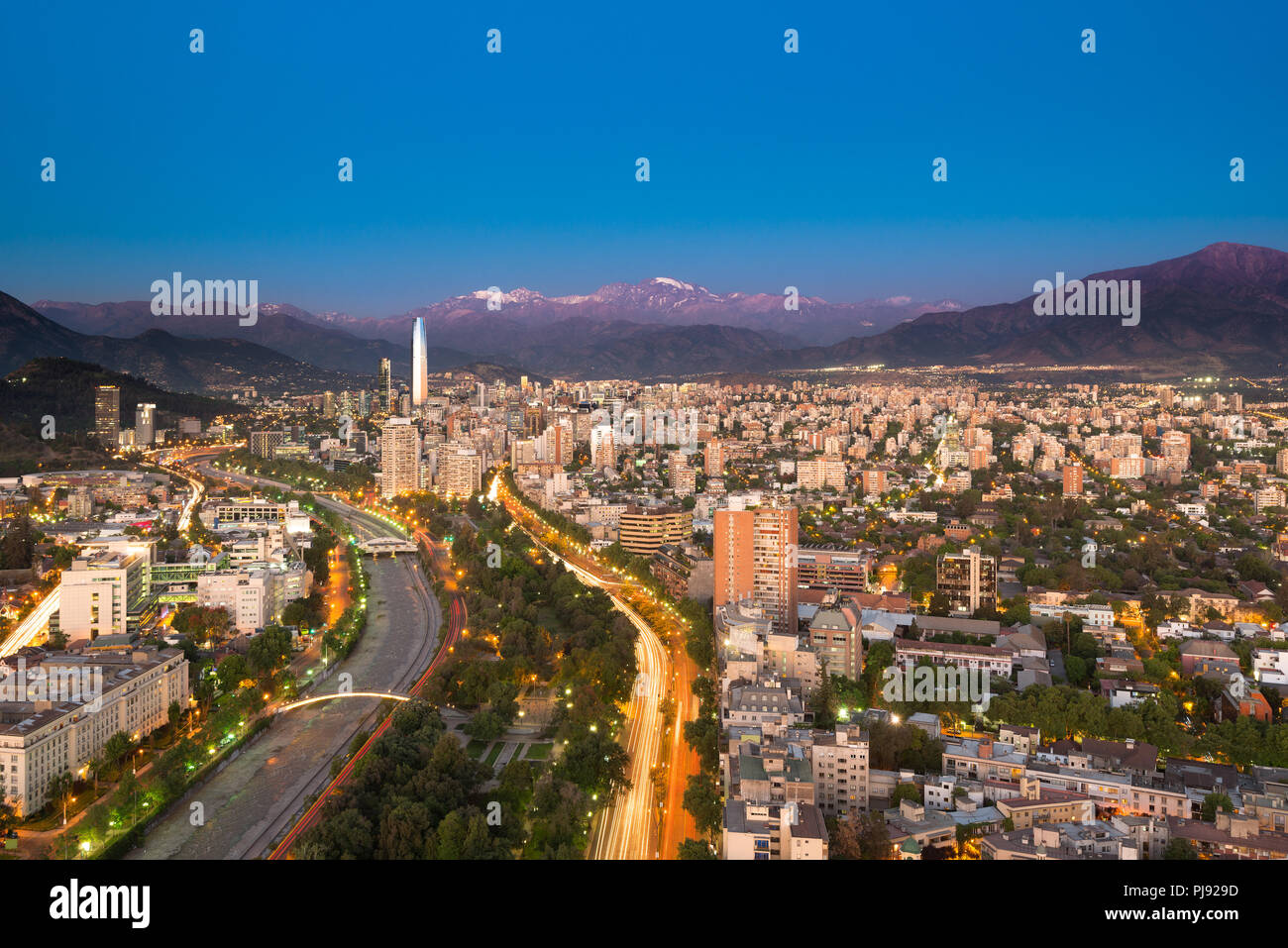 Vista panoramica di Providencia e Las Condes distretti, Santiago de Cile Foto Stock