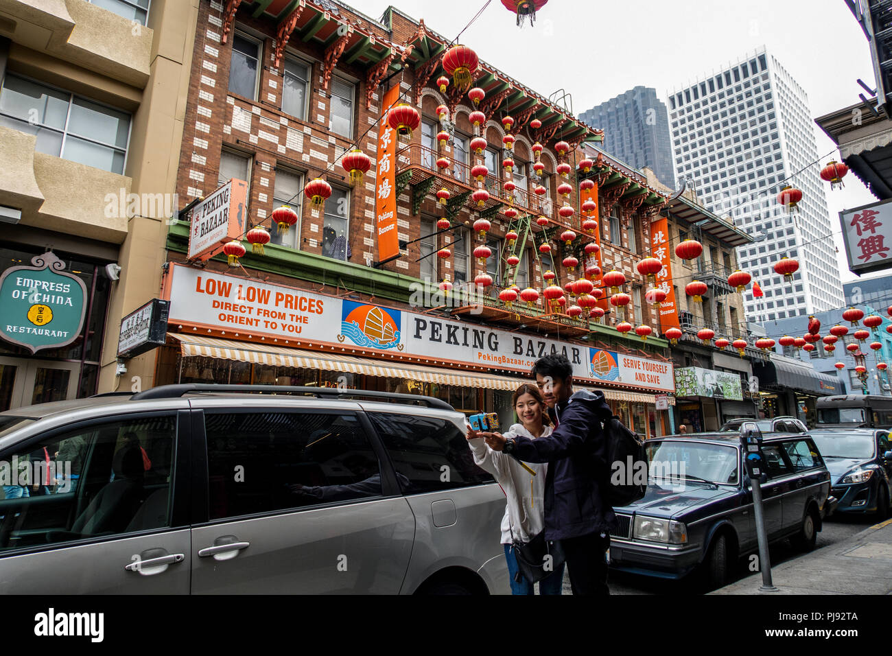 Un paio di posa per una selfie al di fuori del Bazaar di Pechino in San Francisco iconico quartiere Chinatown. Foto Stock